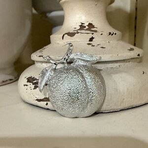 Sarah Coventry Silver Toned Peach Brooch 🍑